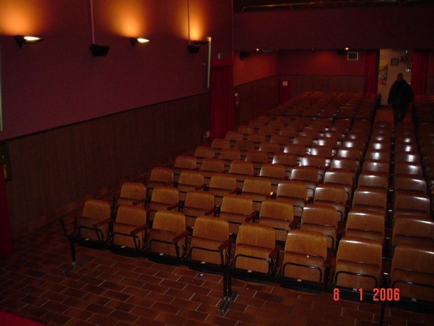 La platea prima della ristrutturazione, con le vetuste sedie in legno